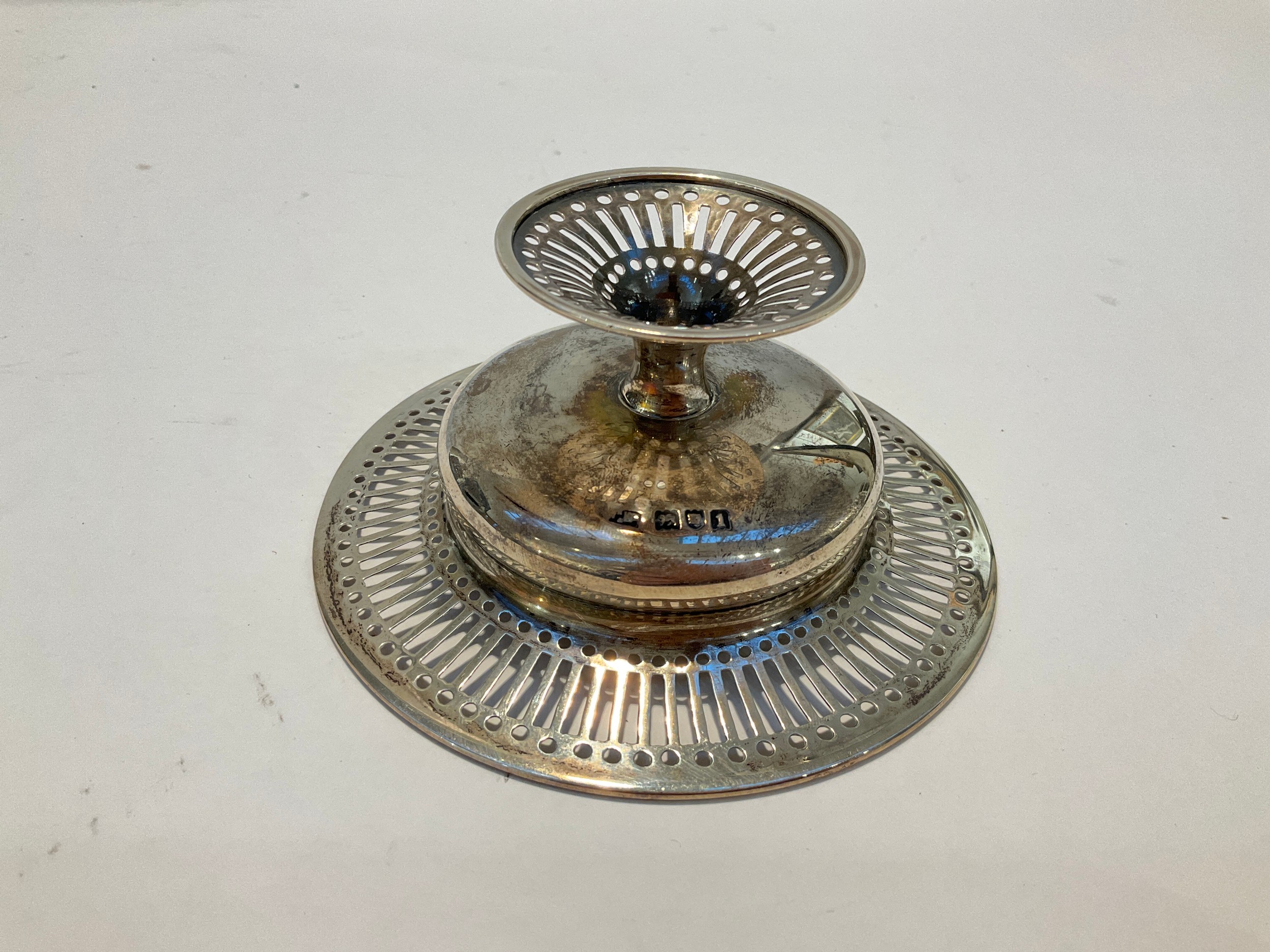 A pair of silver pierced pedestal dishes, 11cm diameter, London 1906, 148g - Image 2 of 2