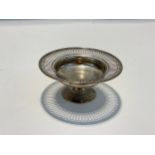 A pair of silver pierced pedestal dishes, 11cm diameter, London 1906, 148g