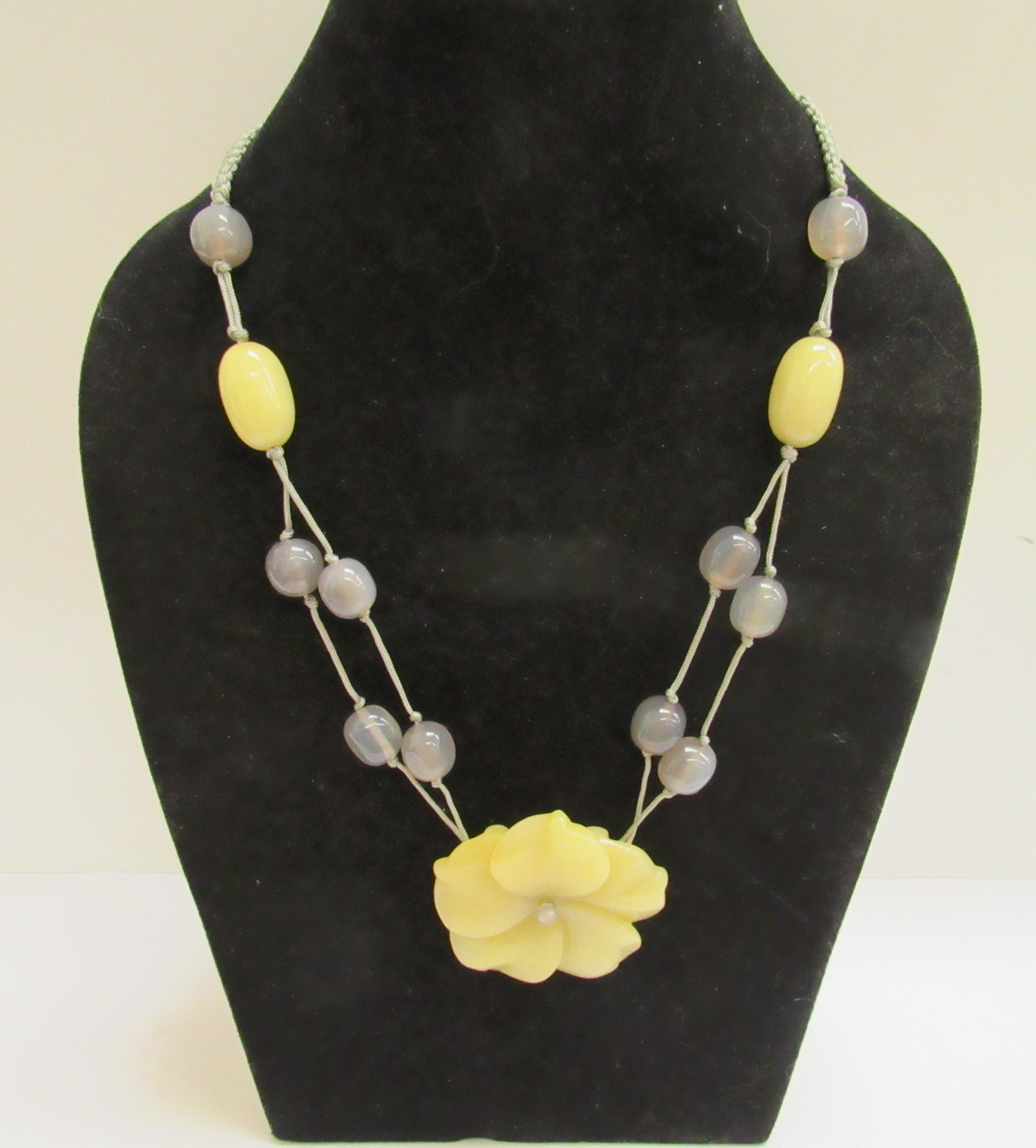 A jadeite necklace with large yellow jadeite carved lotus flower centre - Image 2 of 5