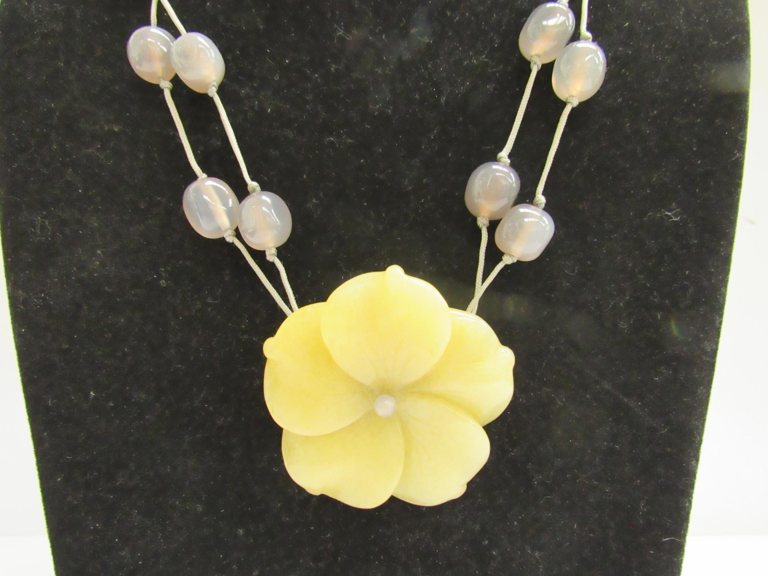 A jadeite necklace with large yellow jadeite carved lotus flower centre - Image 5 of 5