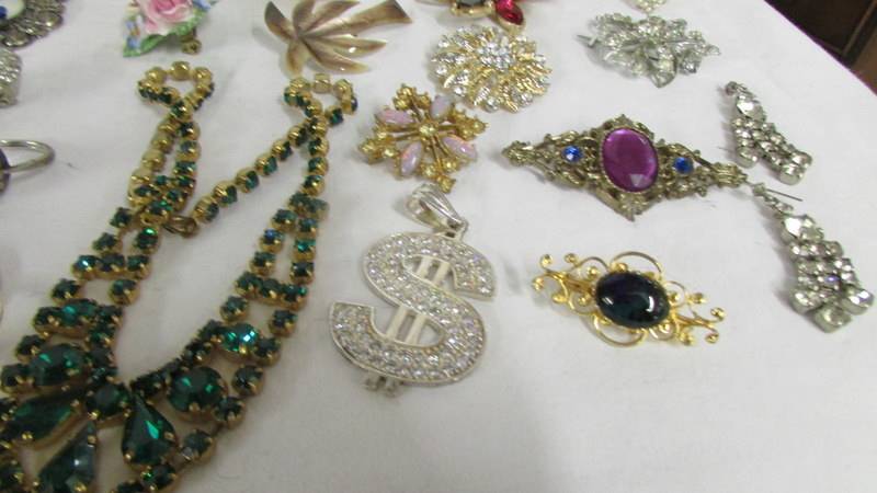 A mixed lot of jewellery including silver jewellery, 1970's pieces etc., 37 items in total. - Image 4 of 6