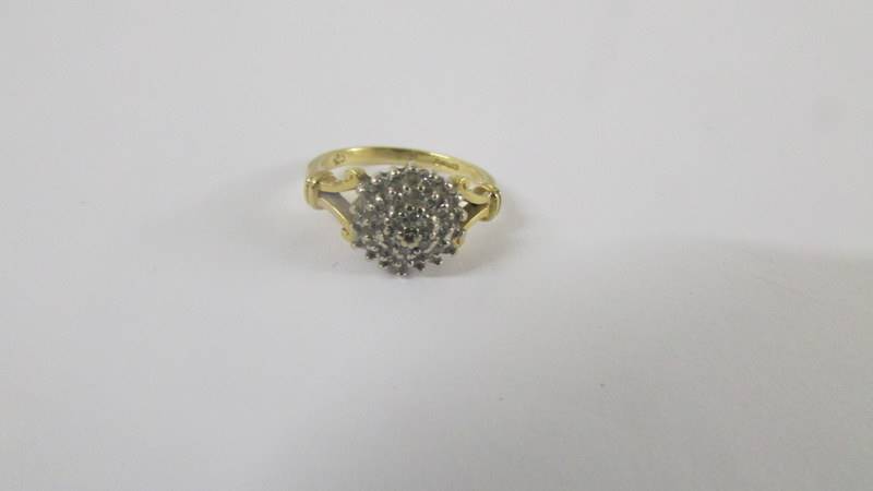 A 18ct floral diamond ring with two diamonds on sides. size H. Weight 3.8g - Image 5 of 6