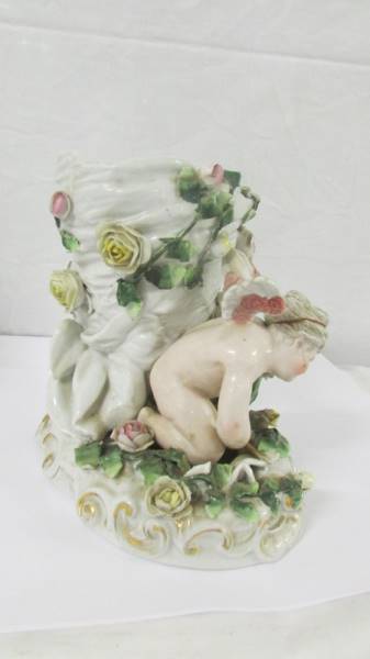 A pair of 19th century continental porcelain cherub vases (possibly Szitzendorf). - Image 6 of 10