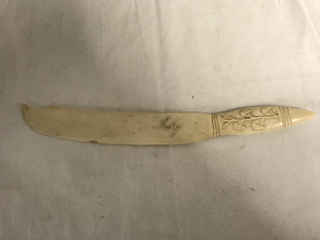 An antique ivory page turner (a/f) glove stretchers, ruler, cut throat razor, paperknife and book - Image 22 of 31