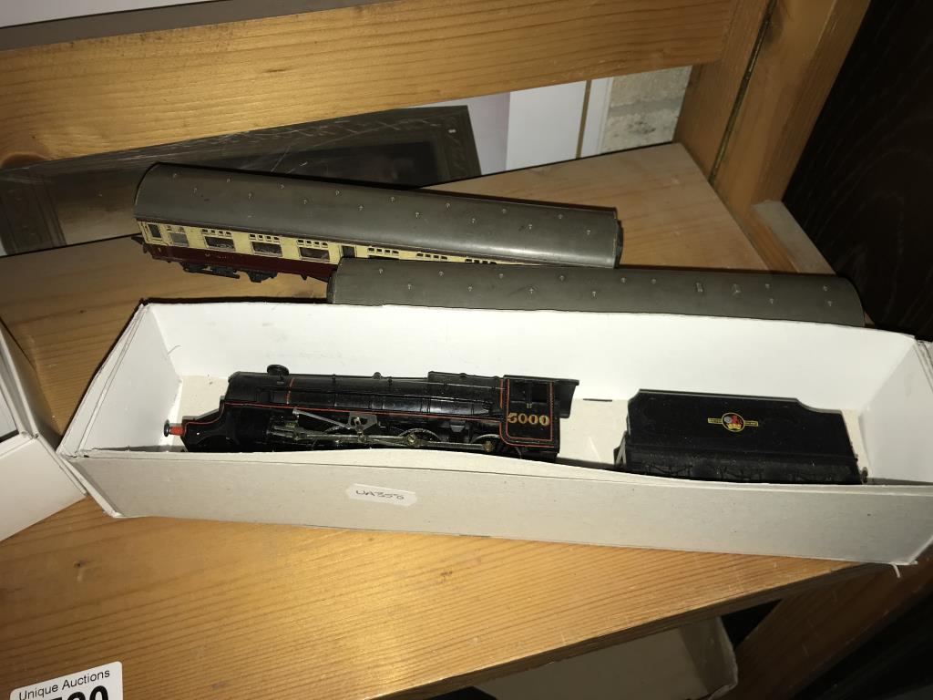 2 boxed trains. Princess Victoria (46205) and Lococ 5000 plus 4 coaches - Image 3 of 3