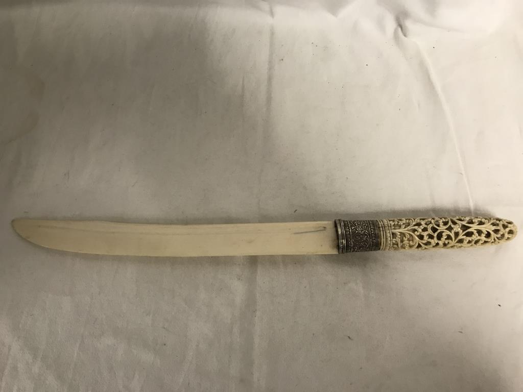 An antique ivory page turner (a/f) glove stretchers, ruler, cut throat razor, paperknife and book - Image 28 of 31