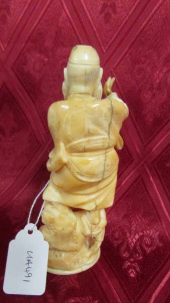 An antique carved ivory figure, a/f (cracks). Available for UK shipping only. - Image 4 of 4