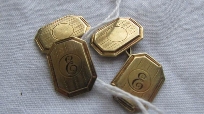 A pair of 9ct gold cuff links, monogrammed 'E'. 4.4 grams. - Image 2 of 2