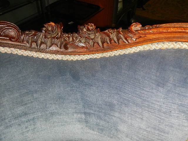 A mahogany framed Victorian sofa in blue. - Image 4 of 4