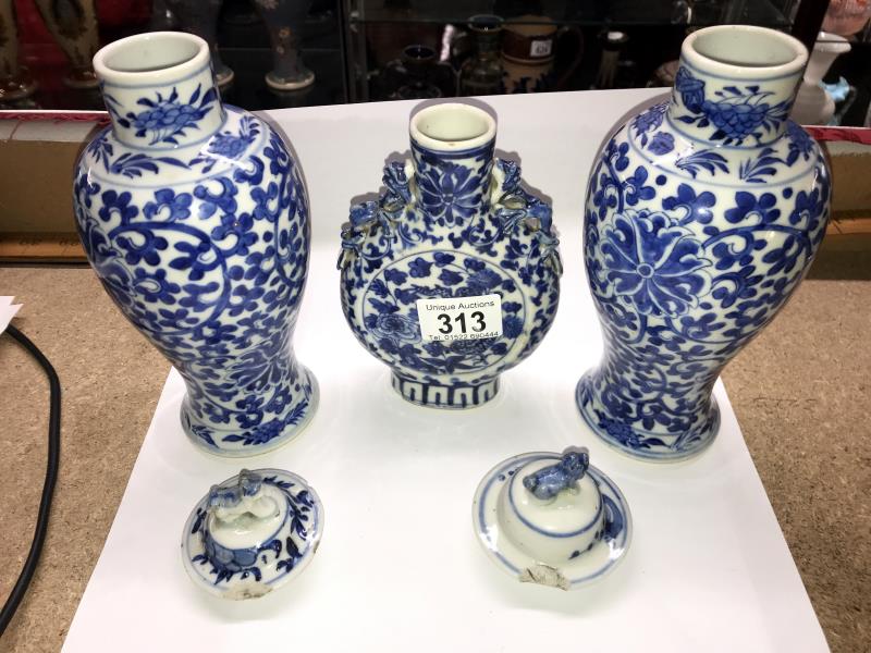 A pair of early Chinese blue and white lidded vases (both lids a/f) and a blue and white flask. - Image 25 of 25