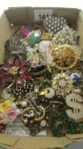 A mixed lot of jewellery including silver jewellery, 1970's pieces etc., 37 items in total.