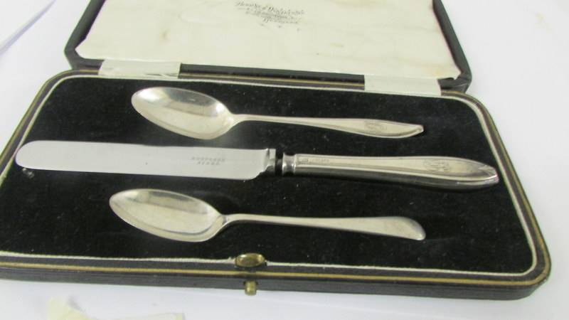 A silver cake knife with mother of pearl handle, a silver butter knife, two silver teaspoons and - Image 8 of 8
