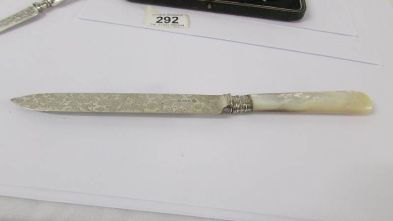 A silver cake knife with mother of pearl handle, a silver butter knife, two silver teaspoons and - Image 4 of 8