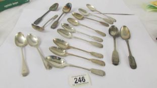 15 silver teaspoons and a silver sifter spoon, approximately 280 grams.