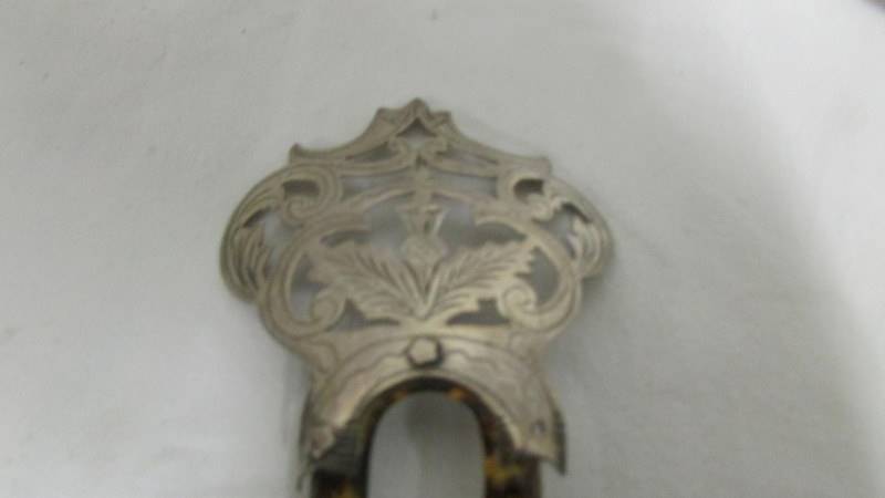 An Edwardian hall marked silver and horn hair pin. - Image 5 of 6