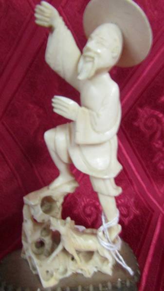 An antique carved ivory figure. Available for UK shipping only. - Image 2 of 3