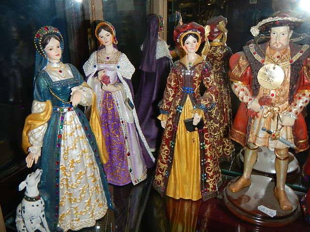 A set of Regency fine arts 2004 figures being Henry VIII and his 6 wives, all in good condition. - Image 3 of 4
