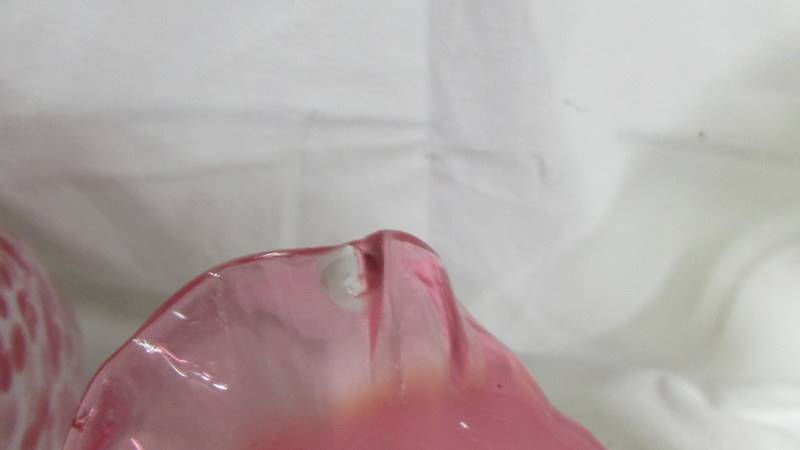 A pink glass vase, a yellow jug and a cranberry glass vase (chipped). - Image 4 of 5