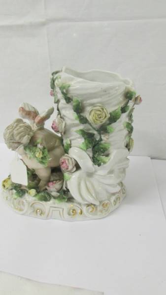 A pair of 19th century continental porcelain cherub vases (possibly Szitzendorf). - Image 10 of 10