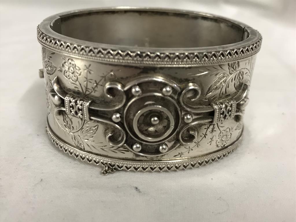 A decorative silver bangle, 37.9 grams. 32mm wide. 43mm x 47mm inside. Outer circumference - Image 9 of 9