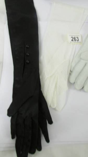 A vintage evening bag and four pairs of ladies gloves including kid. All pieces in good condition. - Image 5 of 5