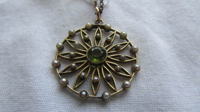 A 15ct gold pendant set peridot and seed pearls on a 9ct gold chain. - Image 2 of 7