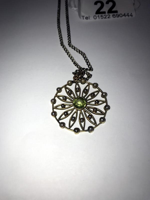 A 15ct gold pendant set peridot and seed pearls on a 9ct gold chain. - Image 5 of 7