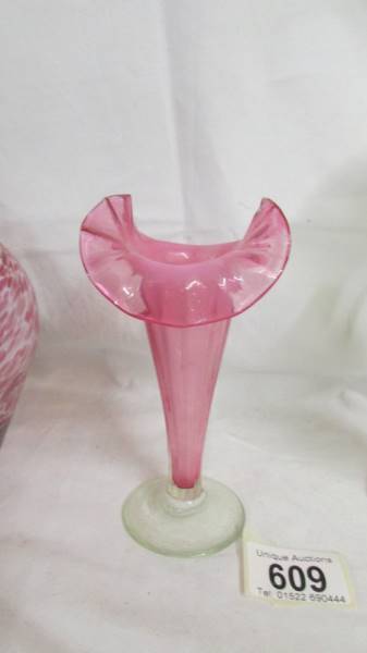 A pink glass vase, a yellow jug and a cranberry glass vase (chipped). - Image 3 of 5