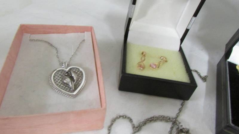 A pair of 9ct gold leaf design earrings, another pair of earrings, a silver heart pendant with - Image 3 of 4