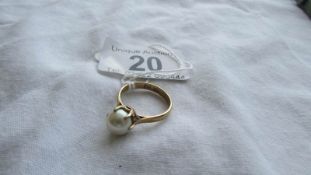 A 14k gold ring set single pearl, size N.