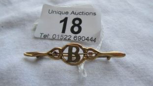 A 9ct gold brooch with initial B, 1.3 grams.