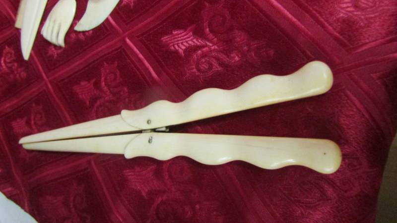 An antique ivory page turner (a/f) glove stretchers, ruler, cut throat razor, paperknife and book - Image 3 of 31