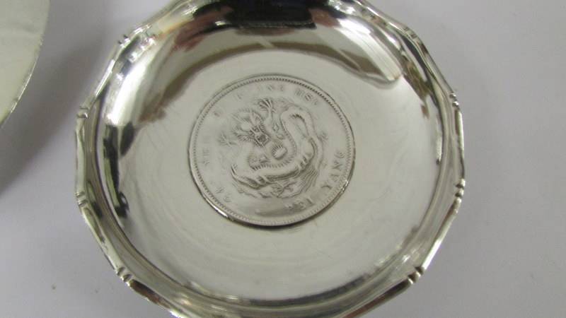 Two items of English silver and three items of Hong Kong silver. - Image 7 of 10