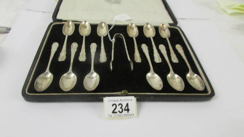A cased set of six silver teaspoons with sugar nips.