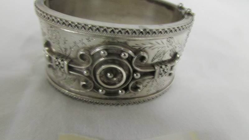 A decorative silver bangle, 37.9 grams. 32mm wide. 43mm x 47mm inside. Outer circumference - Image 5 of 9