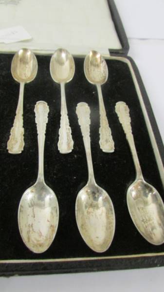 A cased set of six silver teaspoons with sugar nips. - Image 4 of 4
