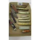Thirteen vintage pen knives.