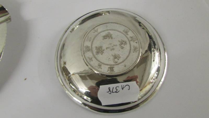 Two items of English silver and three items of Hong Kong silver. - Image 8 of 10