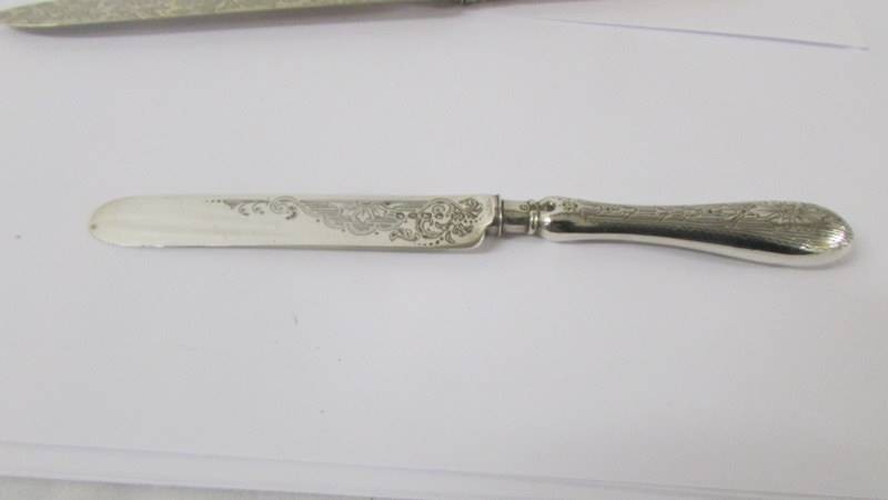 A silver cake knife with mother of pearl handle, a silver butter knife, two silver teaspoons and - Image 2 of 8