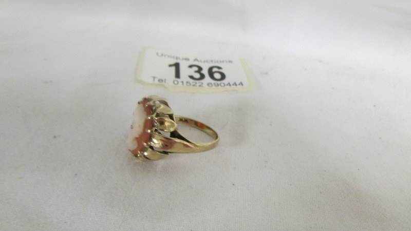 A cameo ring set female profile in textured and fancy 9ct gold mount, size J half. - Image 2 of 2