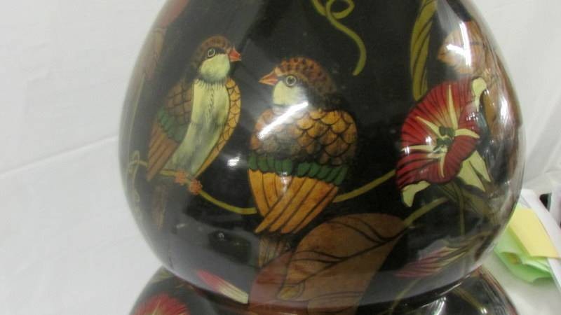 An unusual double gourd base decorated with birds and flowers, possibly of Chinese origin. - Image 4 of 10