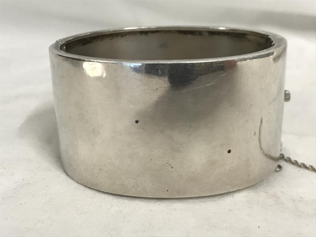 A decorative silver bangle, 37.9 grams. 32mm wide. 43mm x 47mm inside. Outer circumference - Image 8 of 9