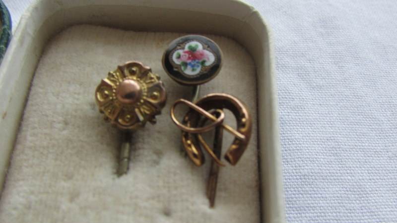 Three antique stick pins and a brooch including gold examples. - Image 3 of 3
