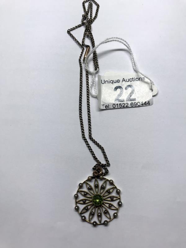 A 15ct gold pendant set peridot and seed pearls on a 9ct gold chain. - Image 7 of 7