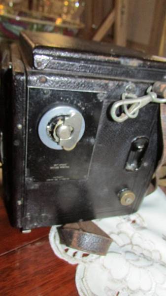 An old cased camera. - Image 2 of 3