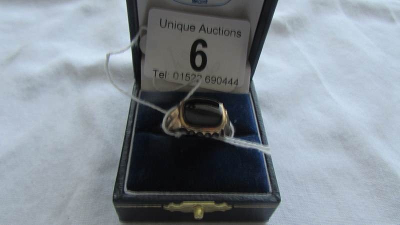 A 9ct gold and onyx Gent's ring, size U. - Image 2 of 3