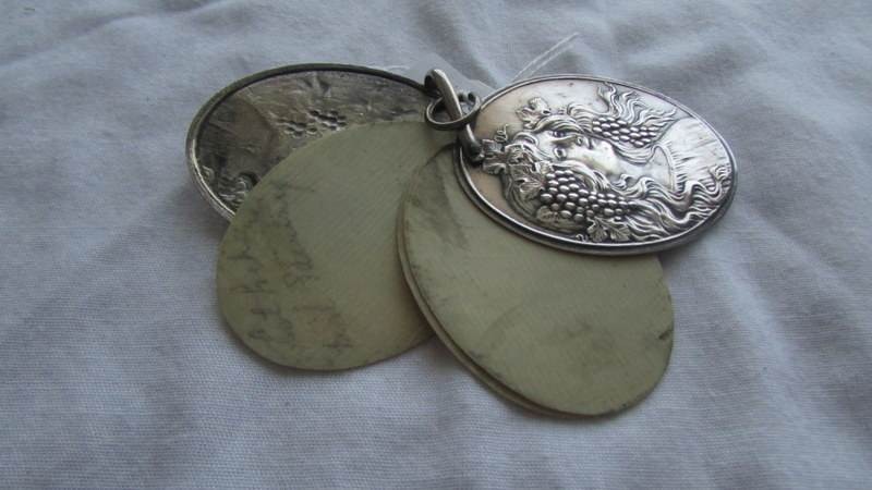 An oval white metal embossed note pad, possibly for a chatelaine. - Image 3 of 3