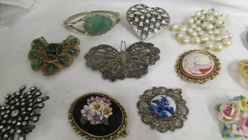 A mixed lot of jewellery including silver jewellery, 1970's pieces etc., 37 items in total. - Image 3 of 6
