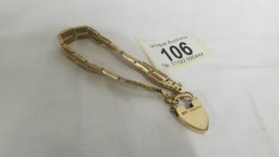 A 15 carat gold bracelet with padlock. Weight 31.1g Hallmarked, in good condition