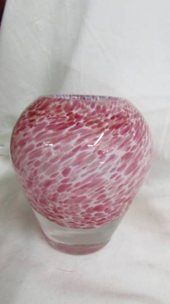 A pink glass vase, a yellow jug and a cranberry glass vase (chipped). - Image 5 of 5